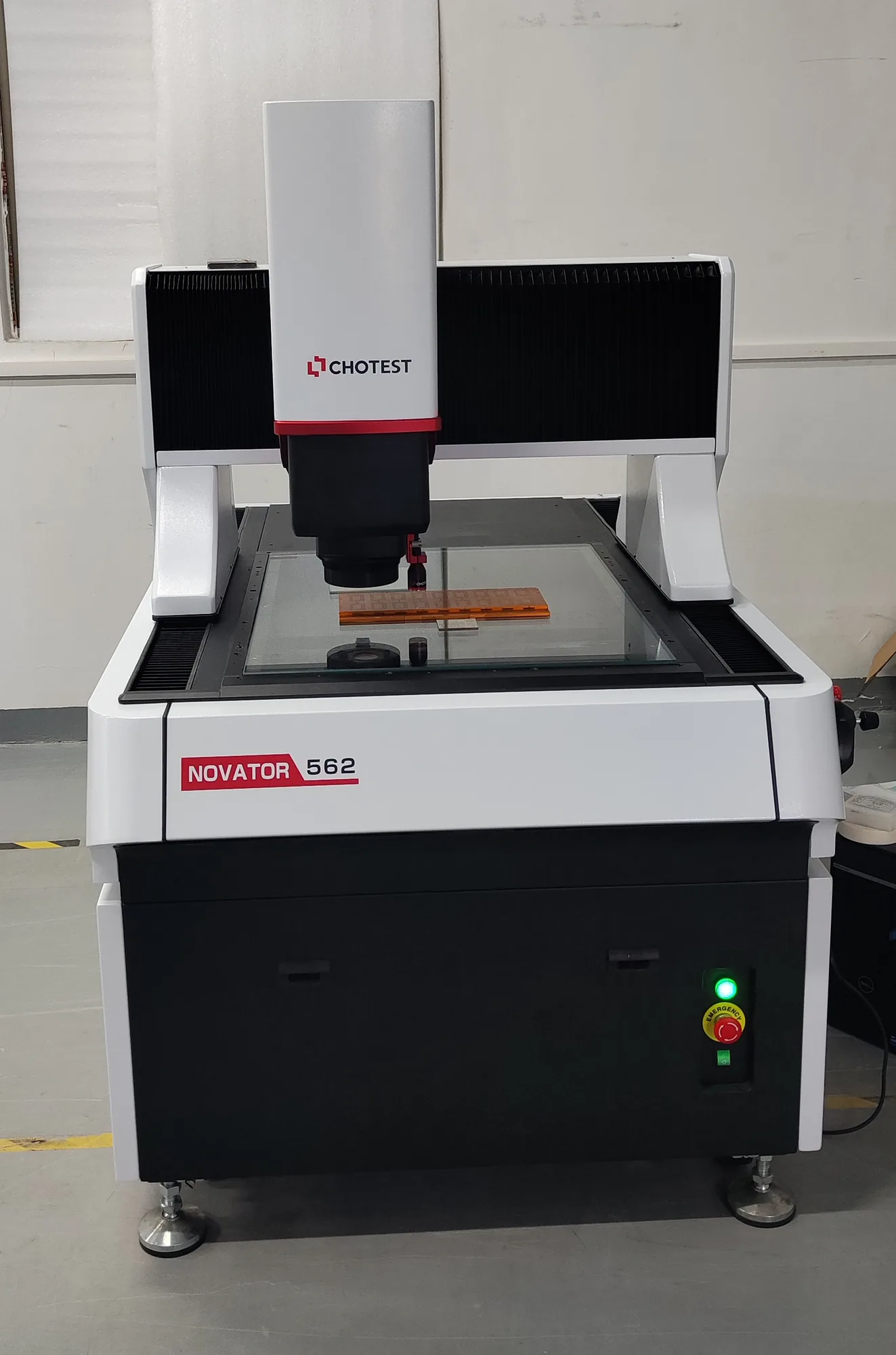 Chotest Novator 562 Multisensor-Messgerät in Portalbauweise, frontal in einer Halle