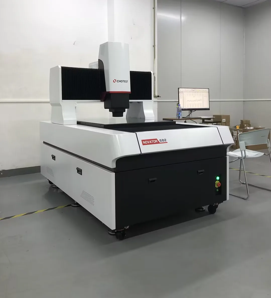 Chotest Novator 682 Multisensor-Messgerät in einem Messraum