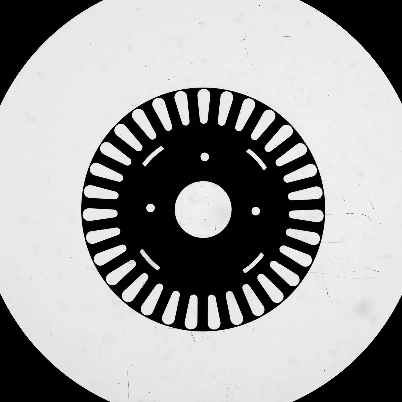 Schattenbild eines runden Rotorblechs mit geschlossenen Nuten am Umfang und zentraler Bohrung