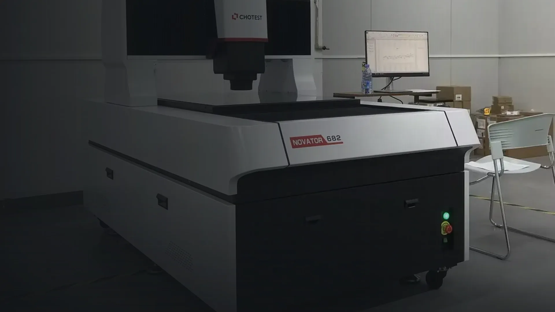 Optisches Koordinatenmessgerät Chotest Novator 682 in einem hellen Raum mit grauem Boden