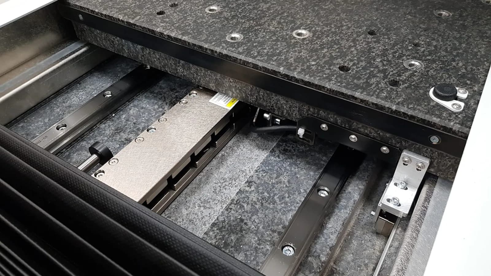 Granitbasis und Führungsschienen unter dem Messtisch eines Koordinatenmessgeräts READY RUN