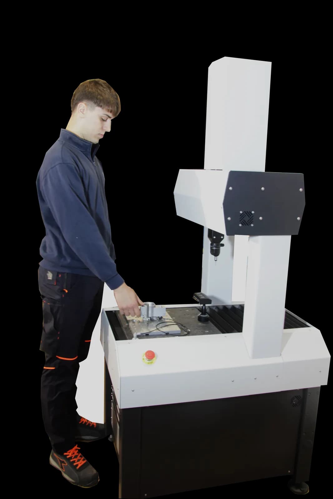 Werker legt ein Aluminiumteil in eine Vorrichtung auf dem Messtisch einer Shopfloor-Messmaschine READY RUN