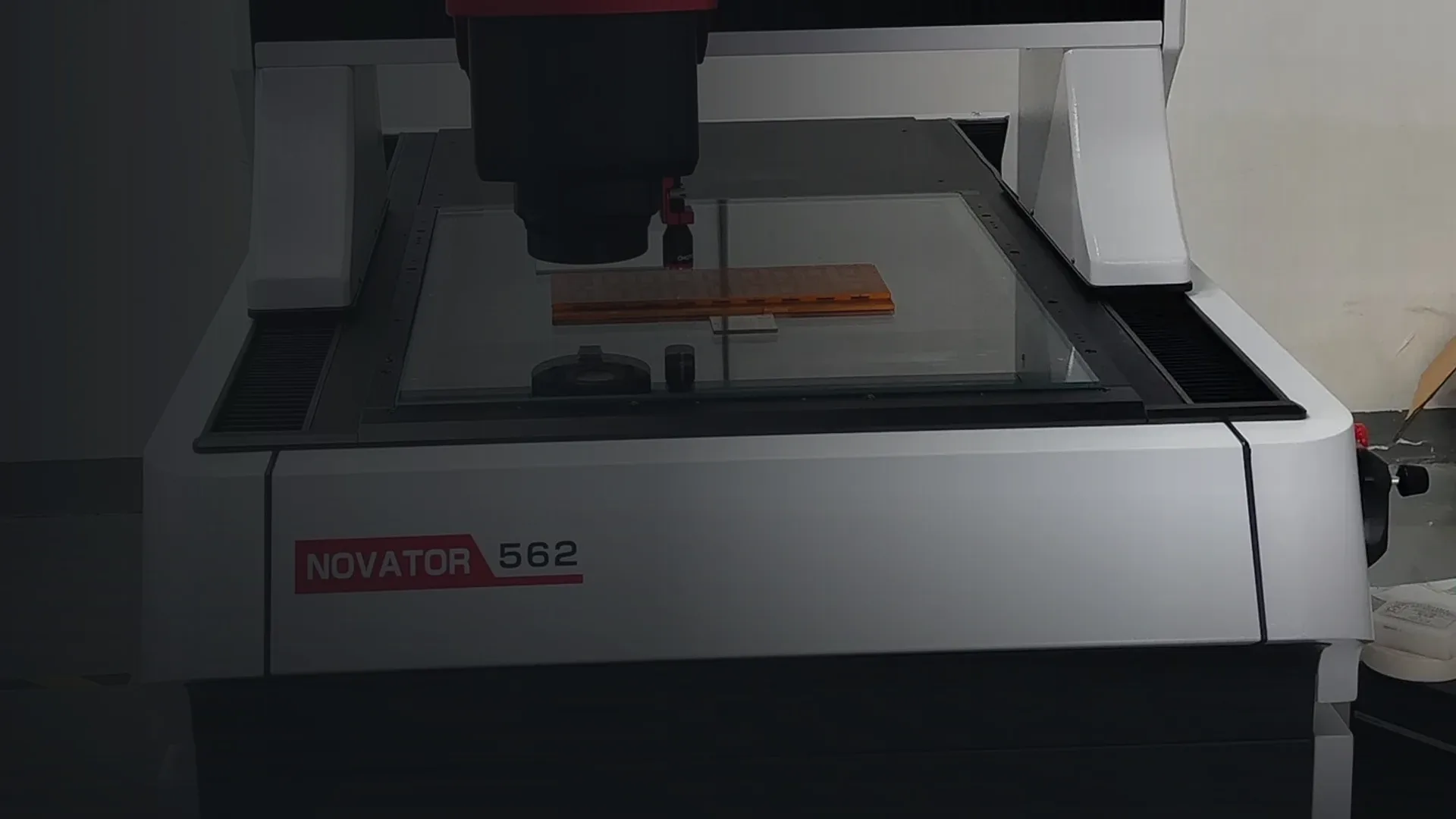 Chotest Novator 562 Messmaschine im Messraum